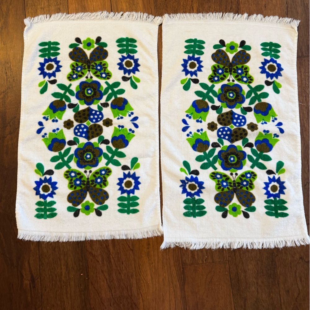 Set of 2 Vintage 1970’s Bright Hand Towels